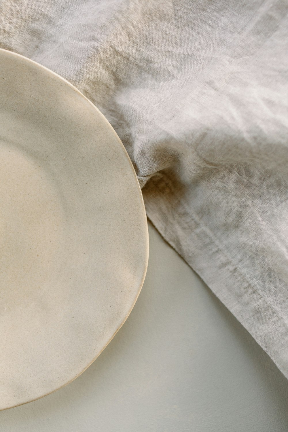 하얀 테이블 위에 놓인 하얀 접시