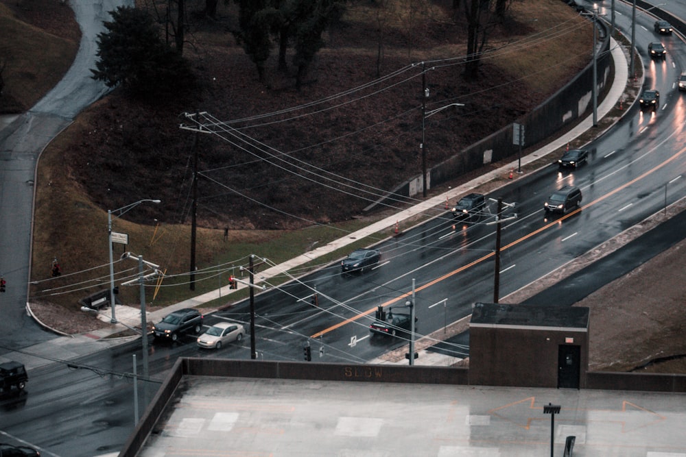 Una strada cittadina piena di traffico