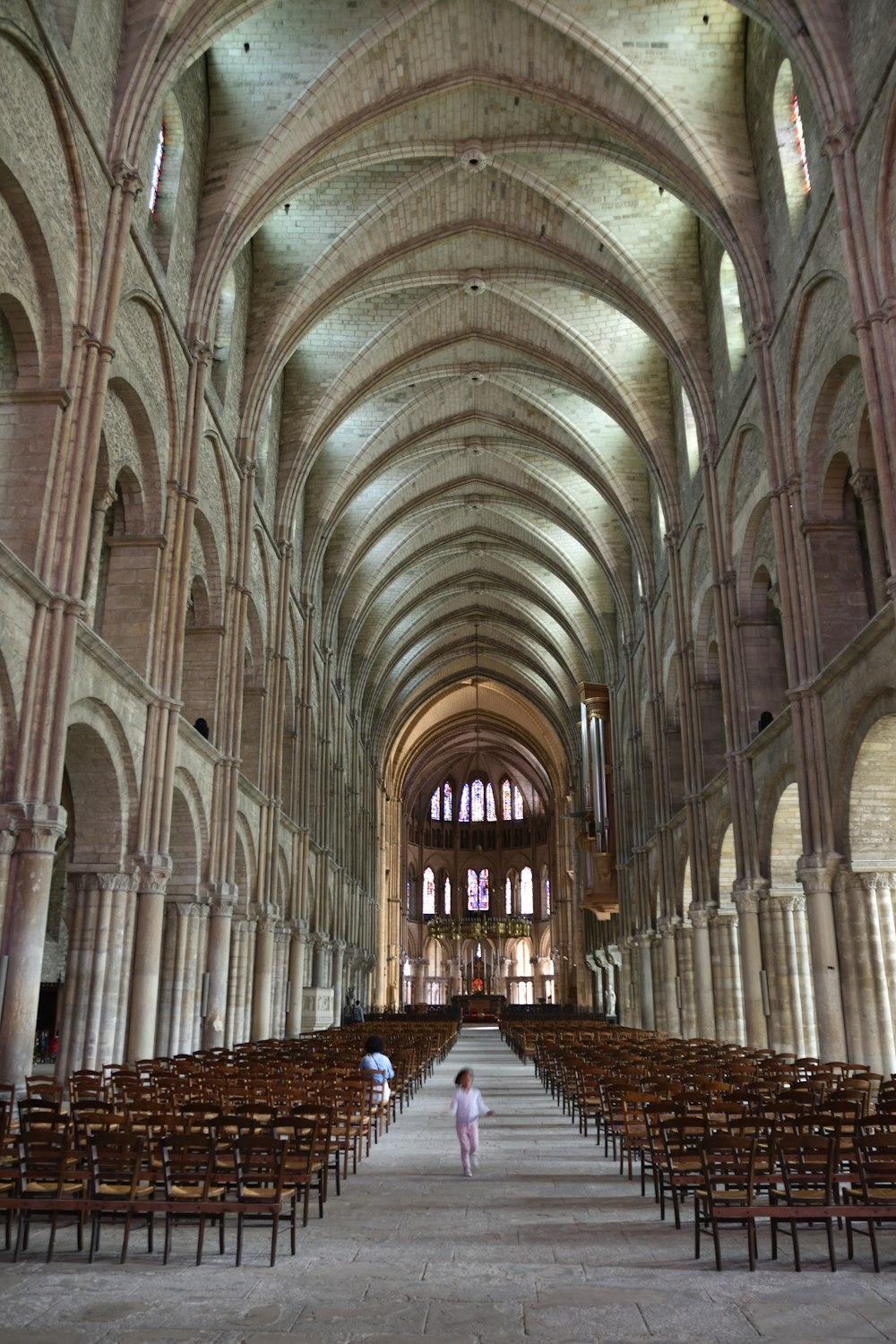 Une grande cathédrale remplie de nombreuses chaises en bois