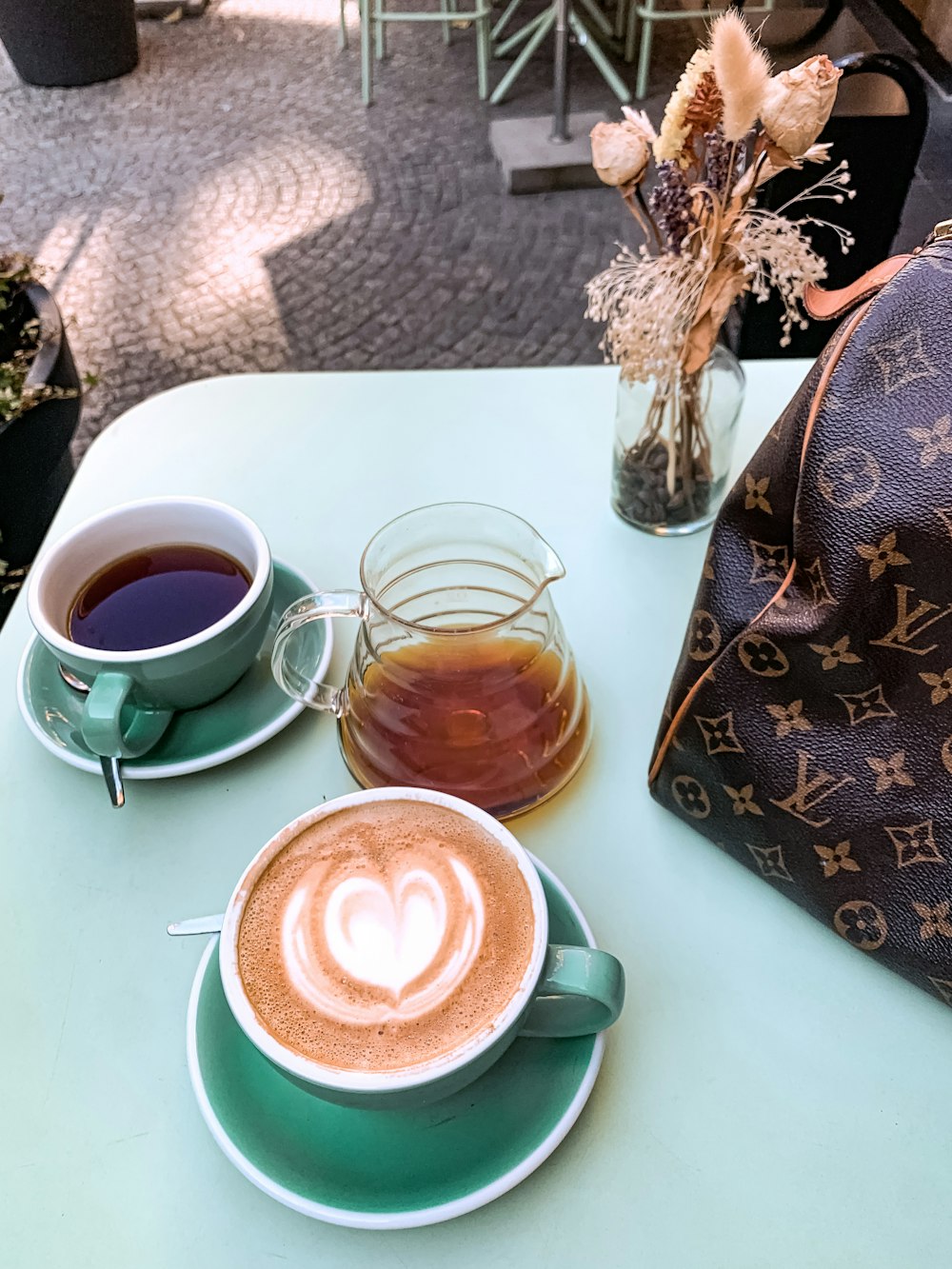 Deux tasses de café sont posées sur une table