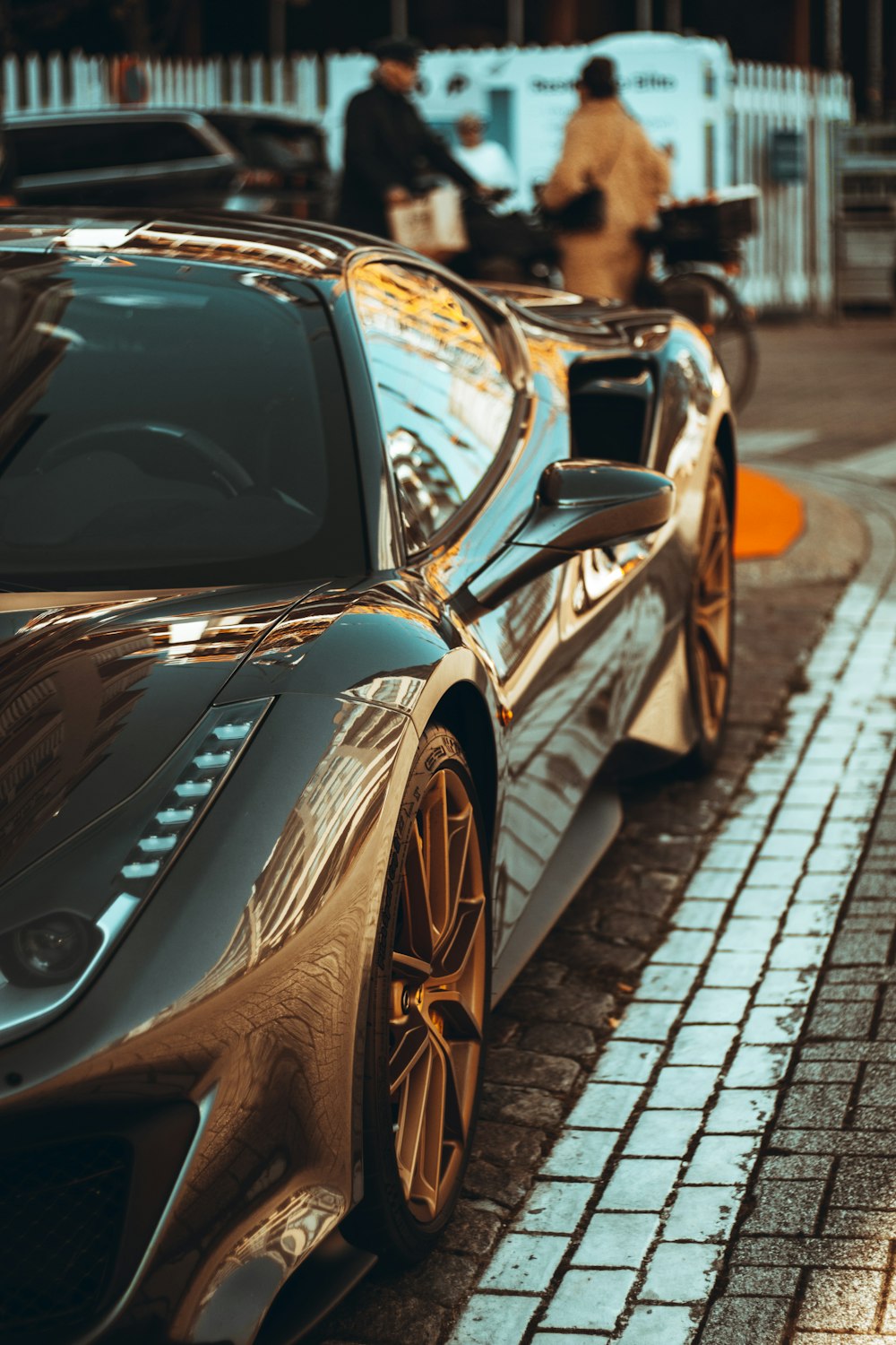 Ein brauner Sportwagen parkt am Straßenrand