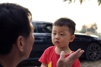 adulto hablando con niño con retraso en el lenguaje usando señas y gestos