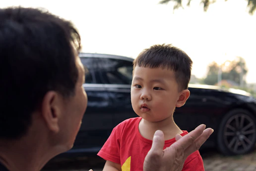 adulto hablando con niño con retraso en el lenguaje usando señas y gestos
