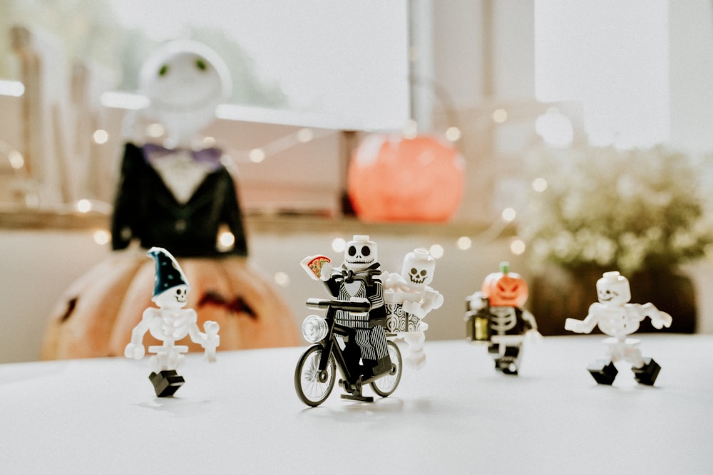 um grupo de pequenas figuras de brinquedo sentadas em cima de uma mesa