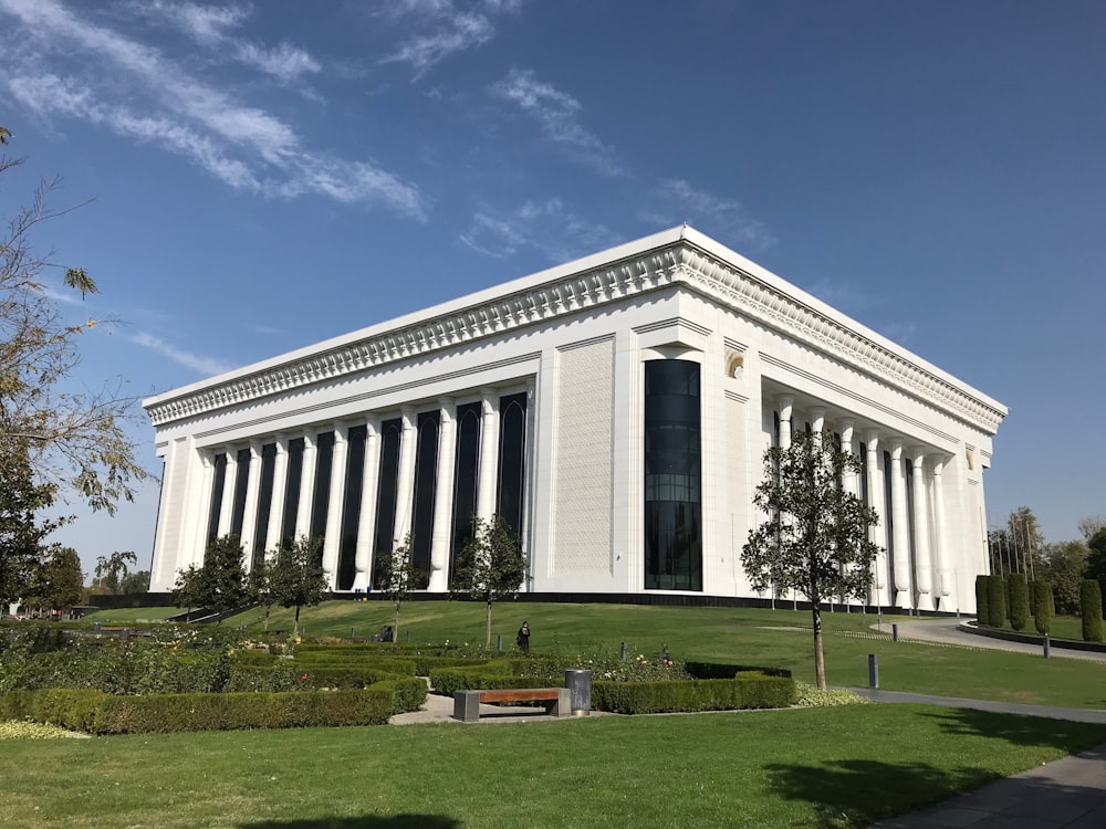 un grande edificio bianco con colonne in cima