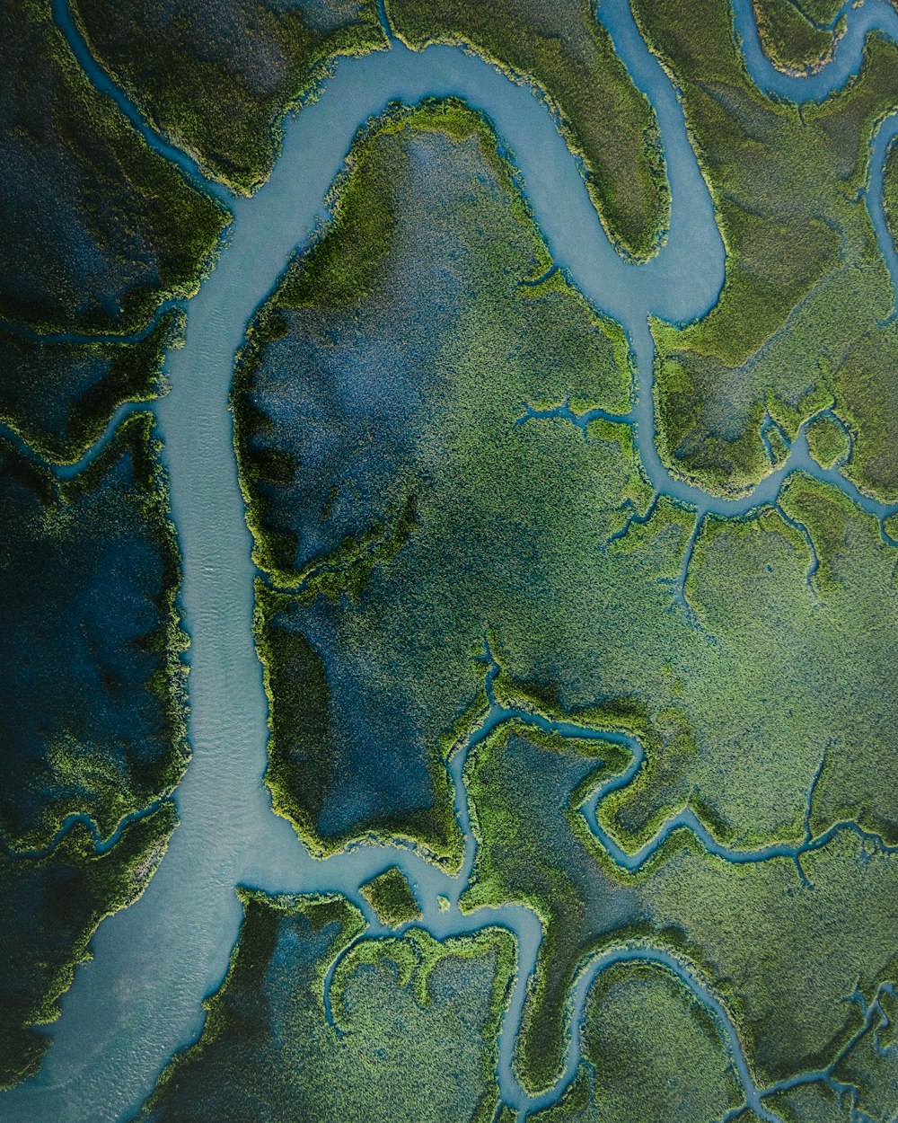 Luftaufnahme eines Flusses und eines Landes