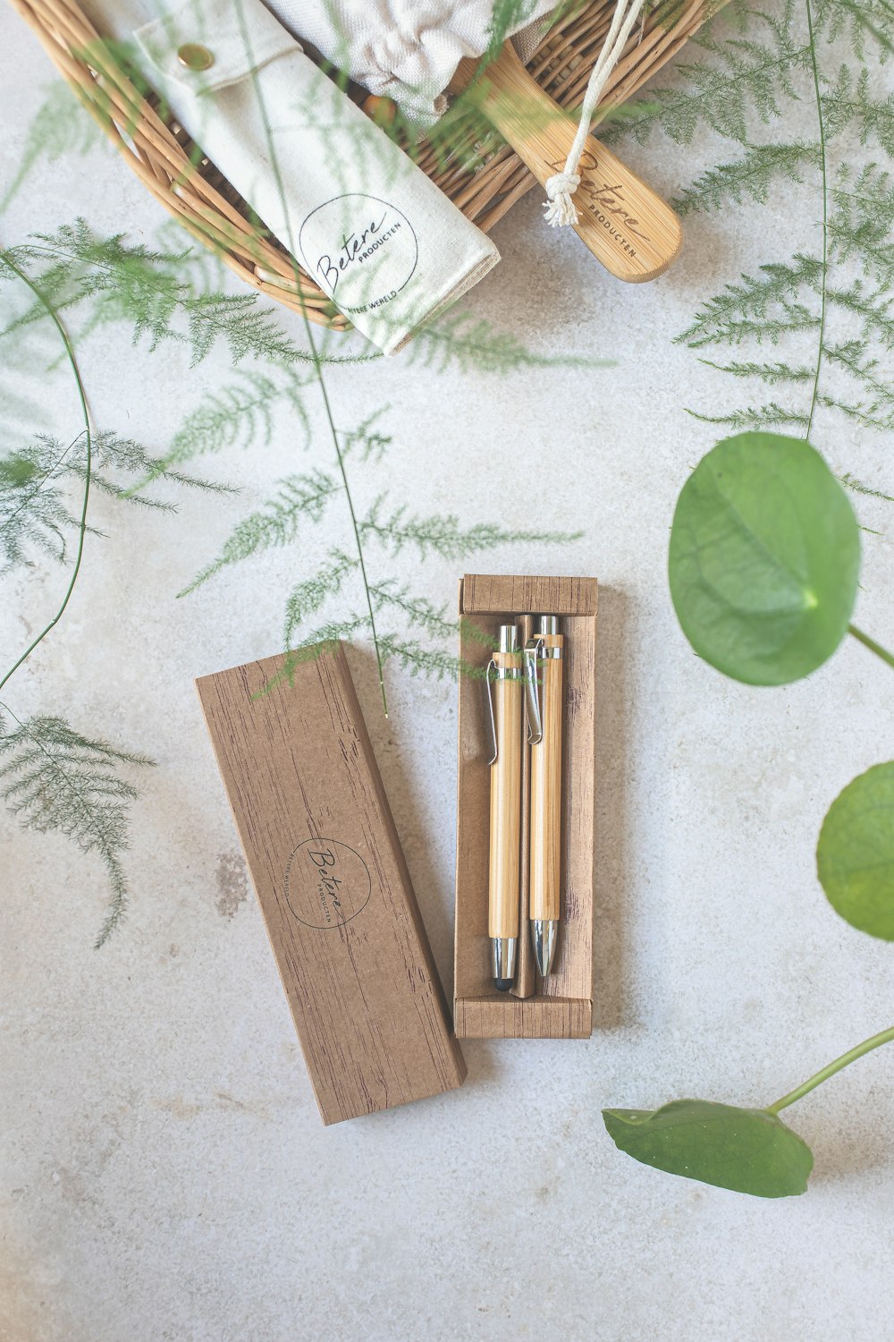 ein paar Stifte in einer Holzkiste neben einer Pflanze