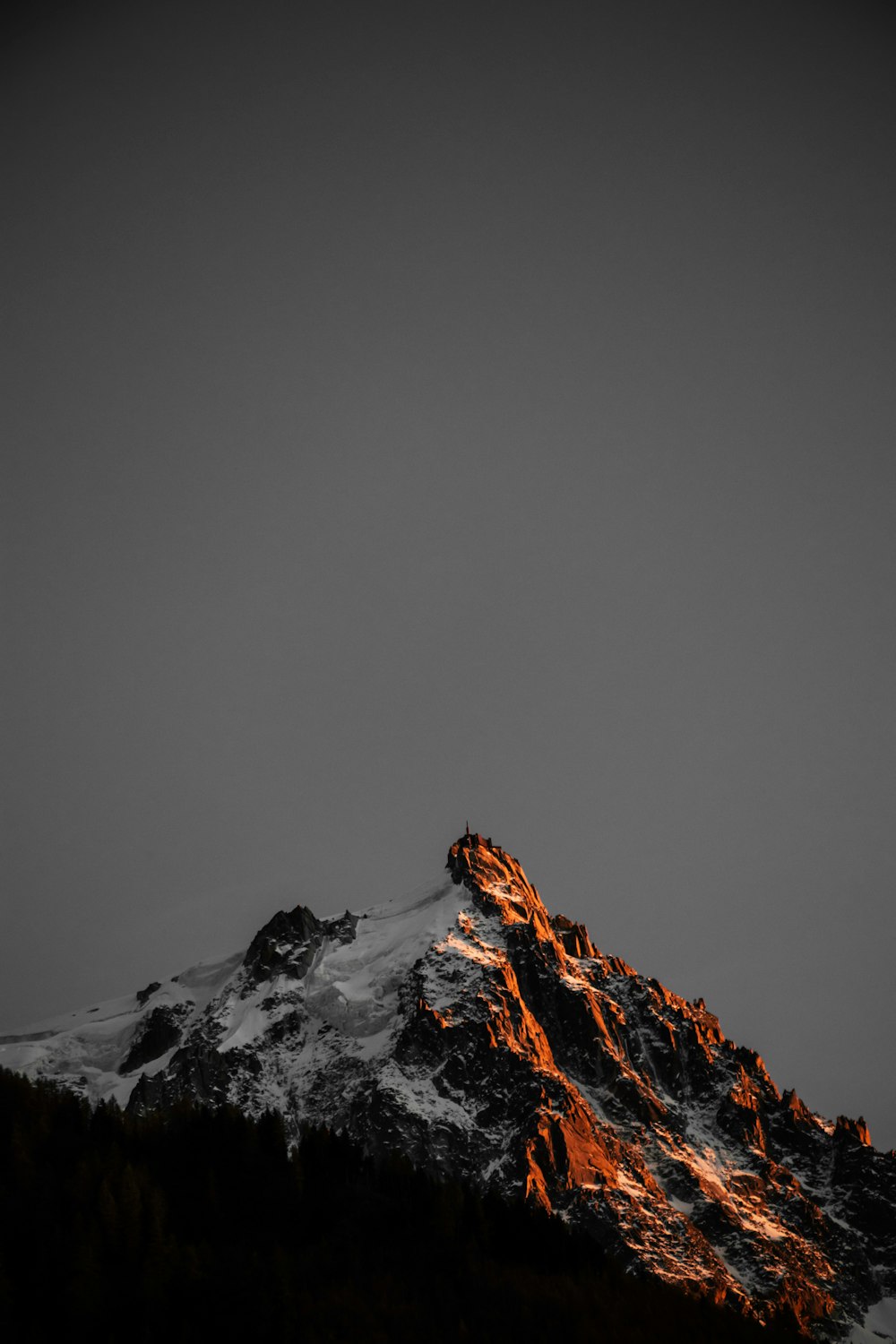 Une grande montagne avec un très haut sommet