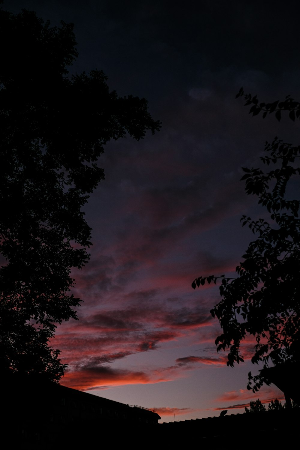Un ciel rouge la nuit avec quelques nuages