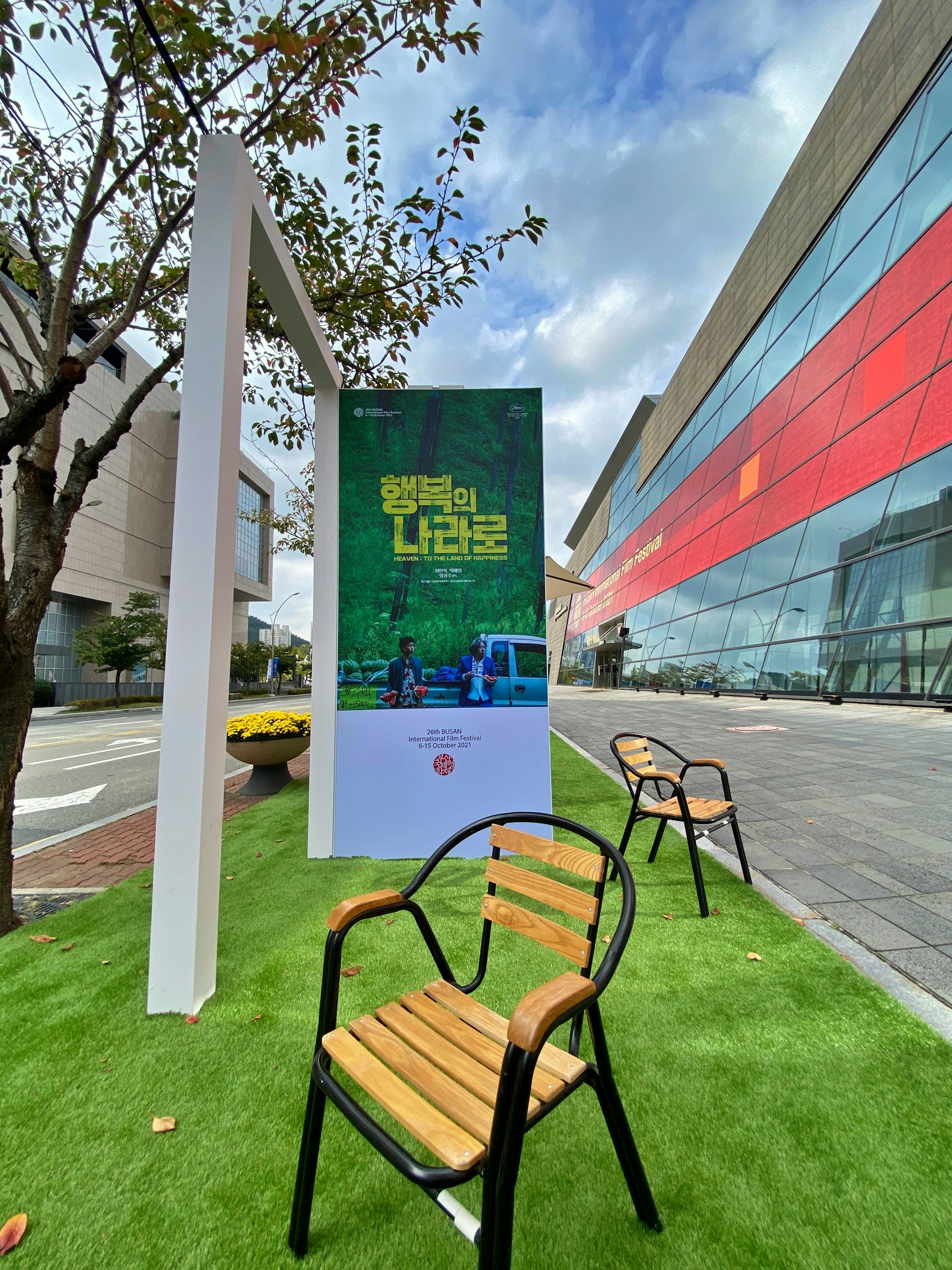 gray computer monitor