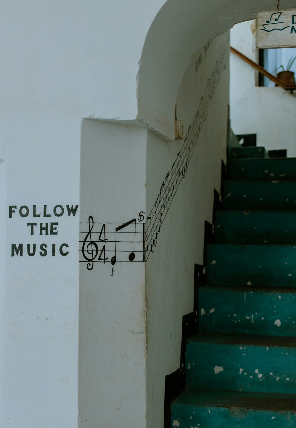 un conjunto de escaleras con una nota musical pintada en ella