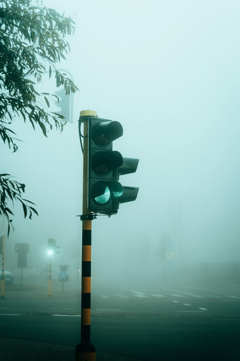 um semáforo sentado ao lado de uma estrada