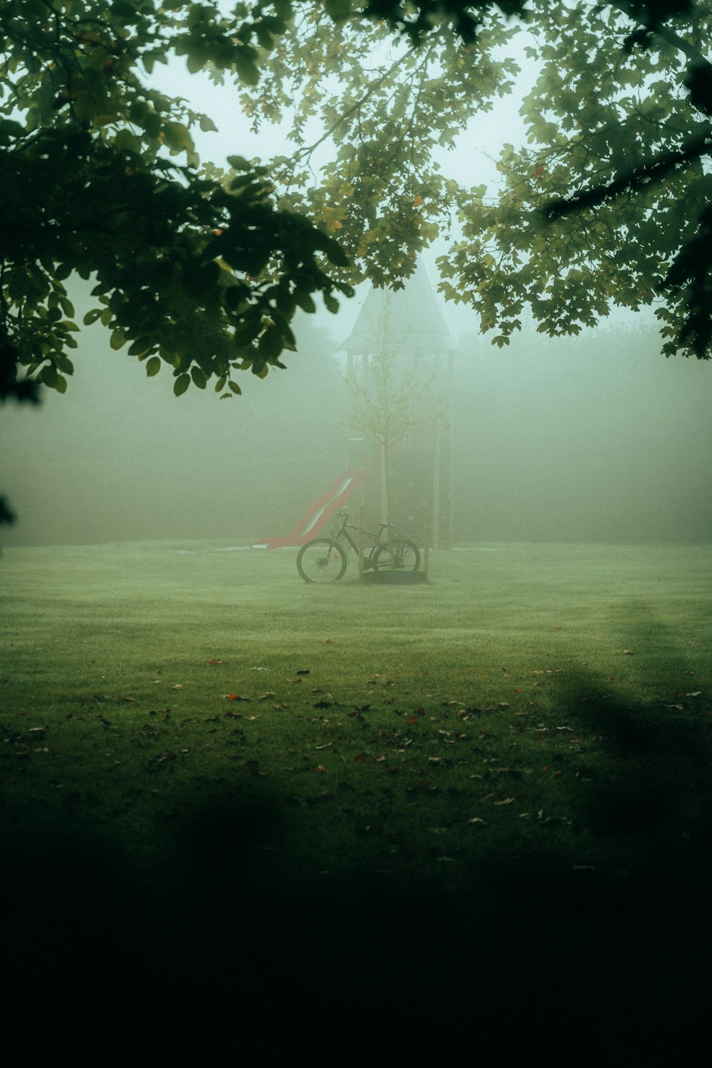 Un vélo est garé dans un champ dans le brouillard