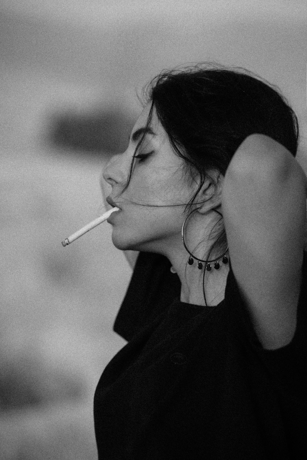 una mujer con un cigarrillo en la boca