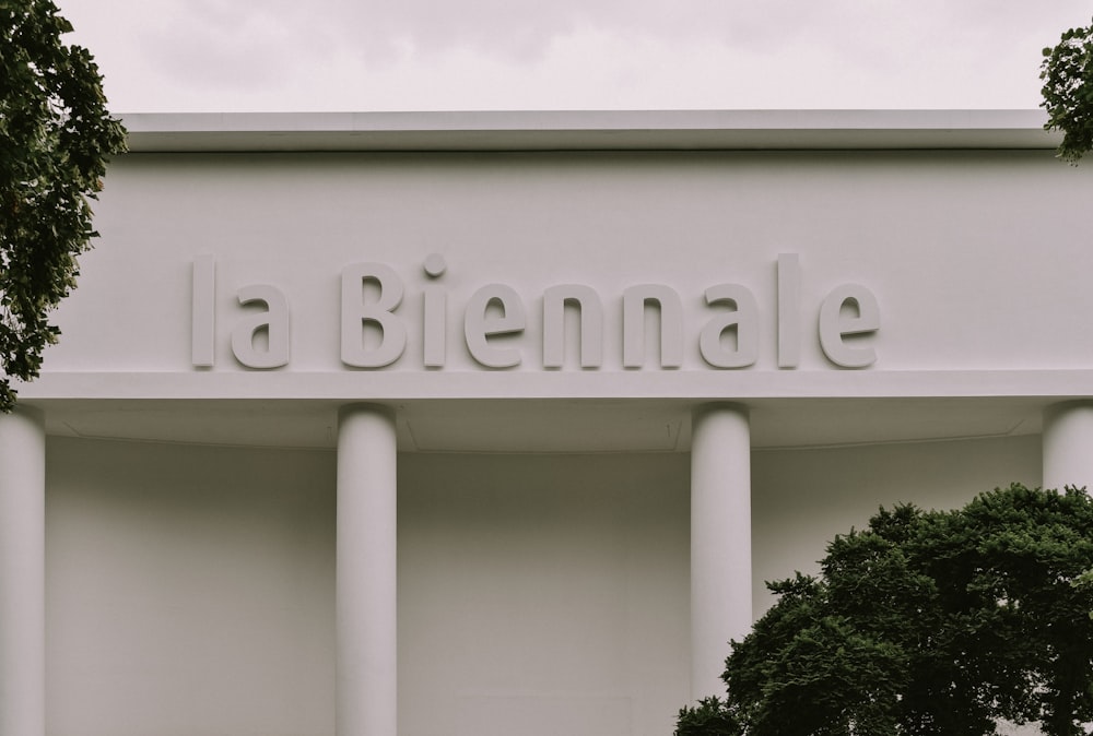 Ein Schild mit der Aufschrift La Biernale an der Seite eines Gebäudes
