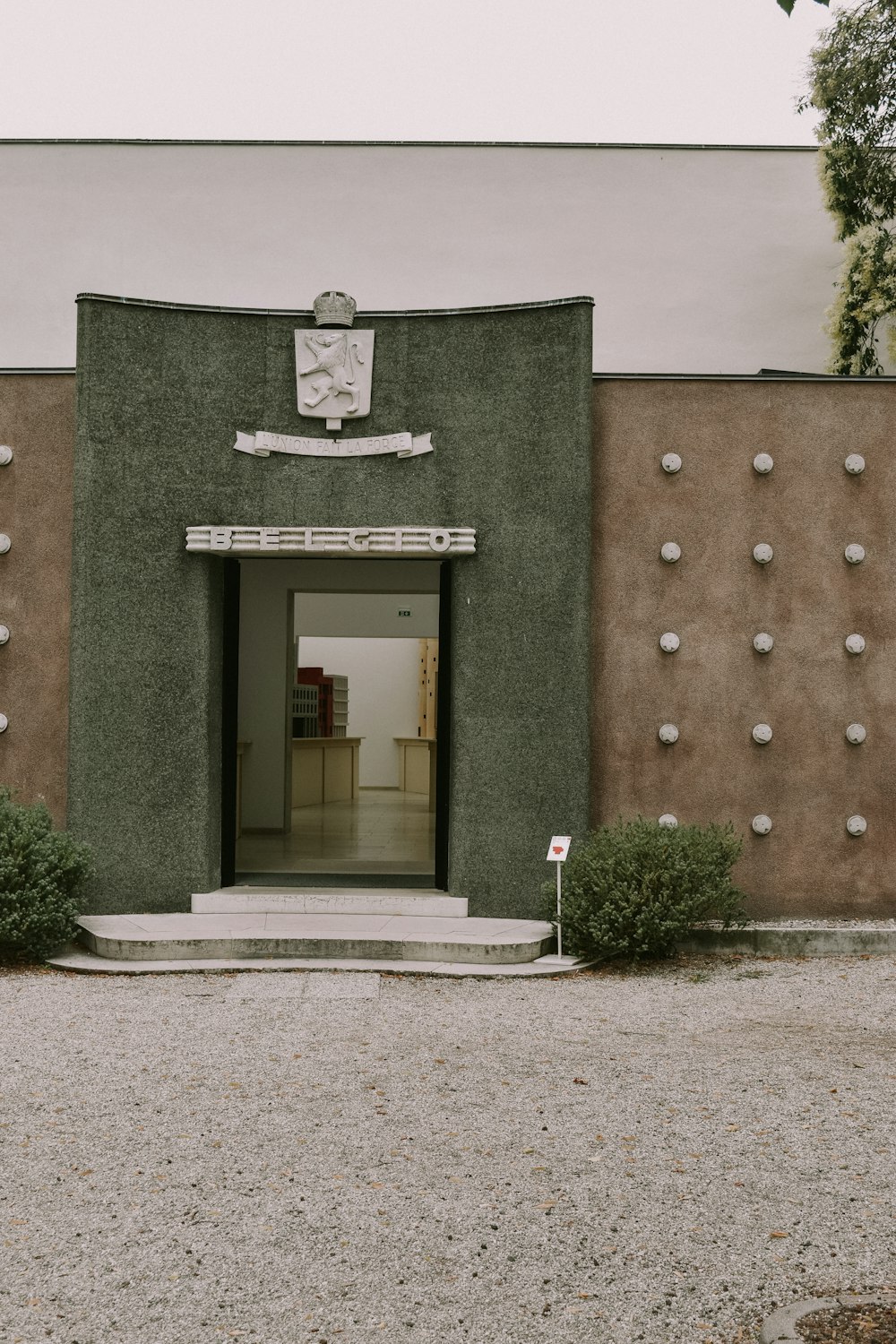 un bâtiment avec une horloge à l’avant