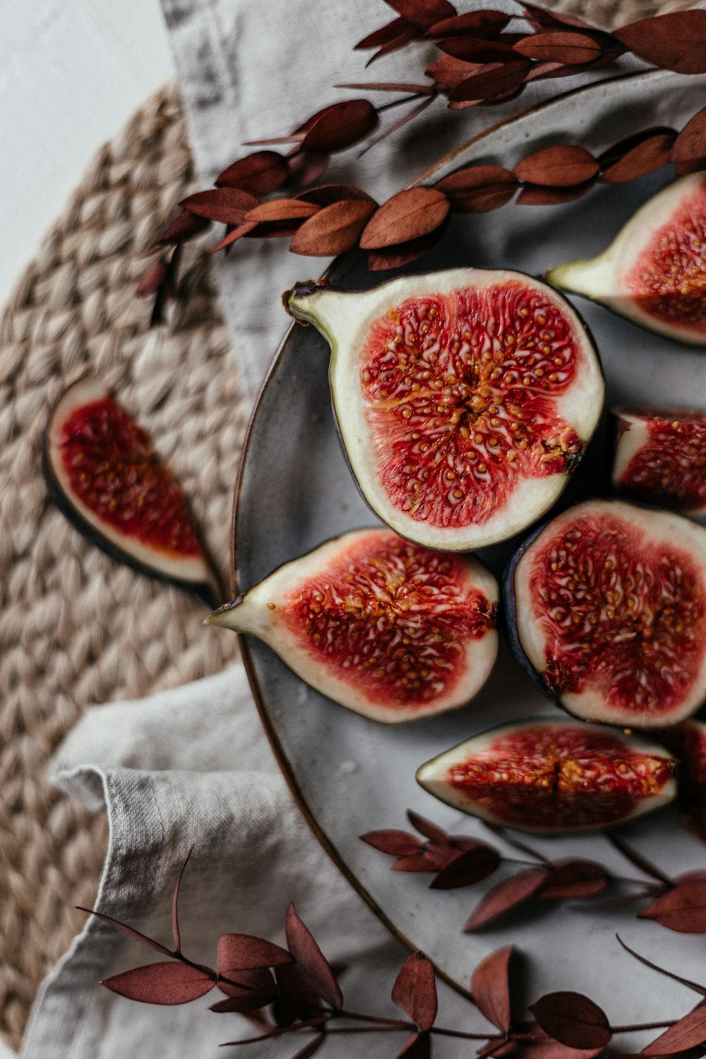 une assiette de figues tranchées sur une table