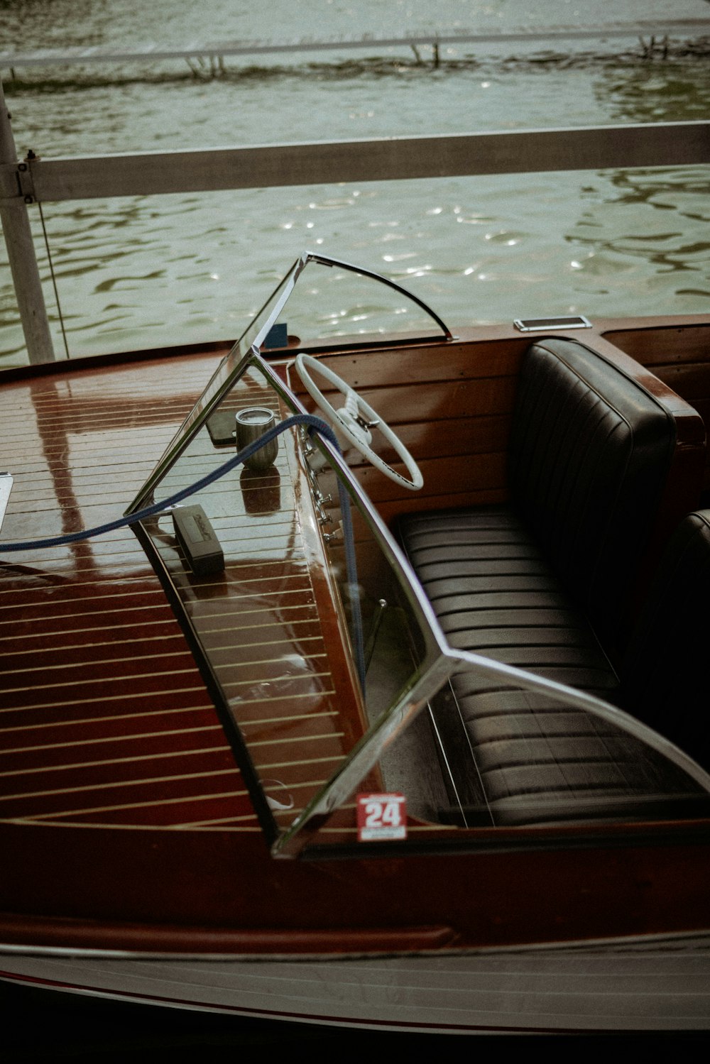 das Innere eines Bootes mit Lenkrad