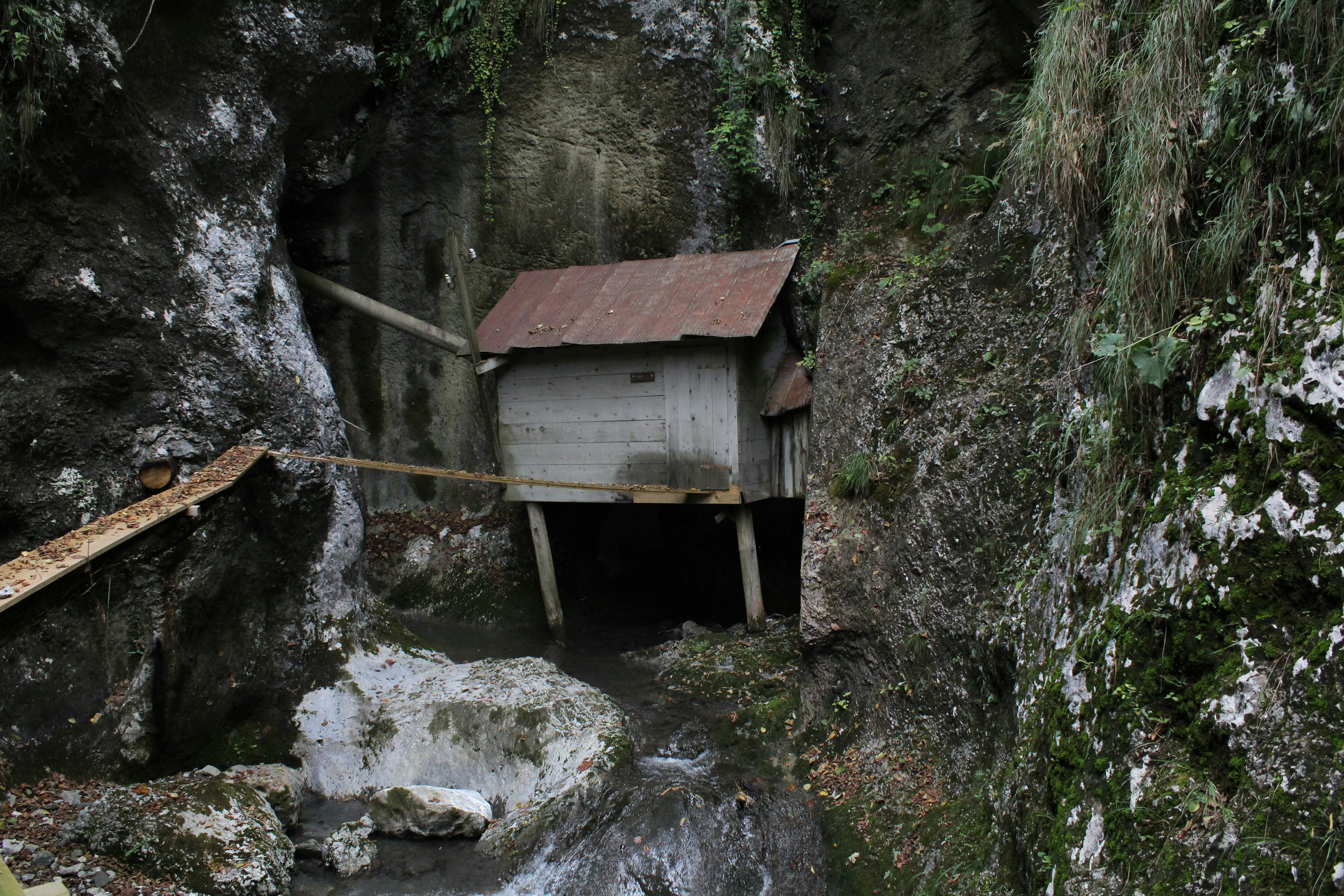 Une petite cabane construite sur le flanc d’une montagne