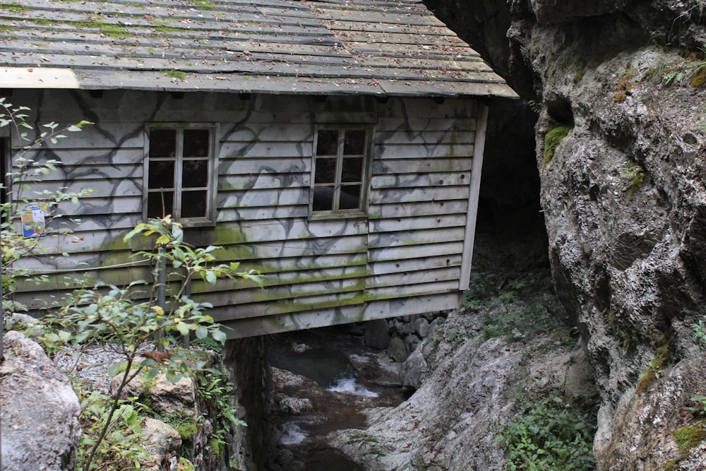 a small wooden building sitting on top of a cliff