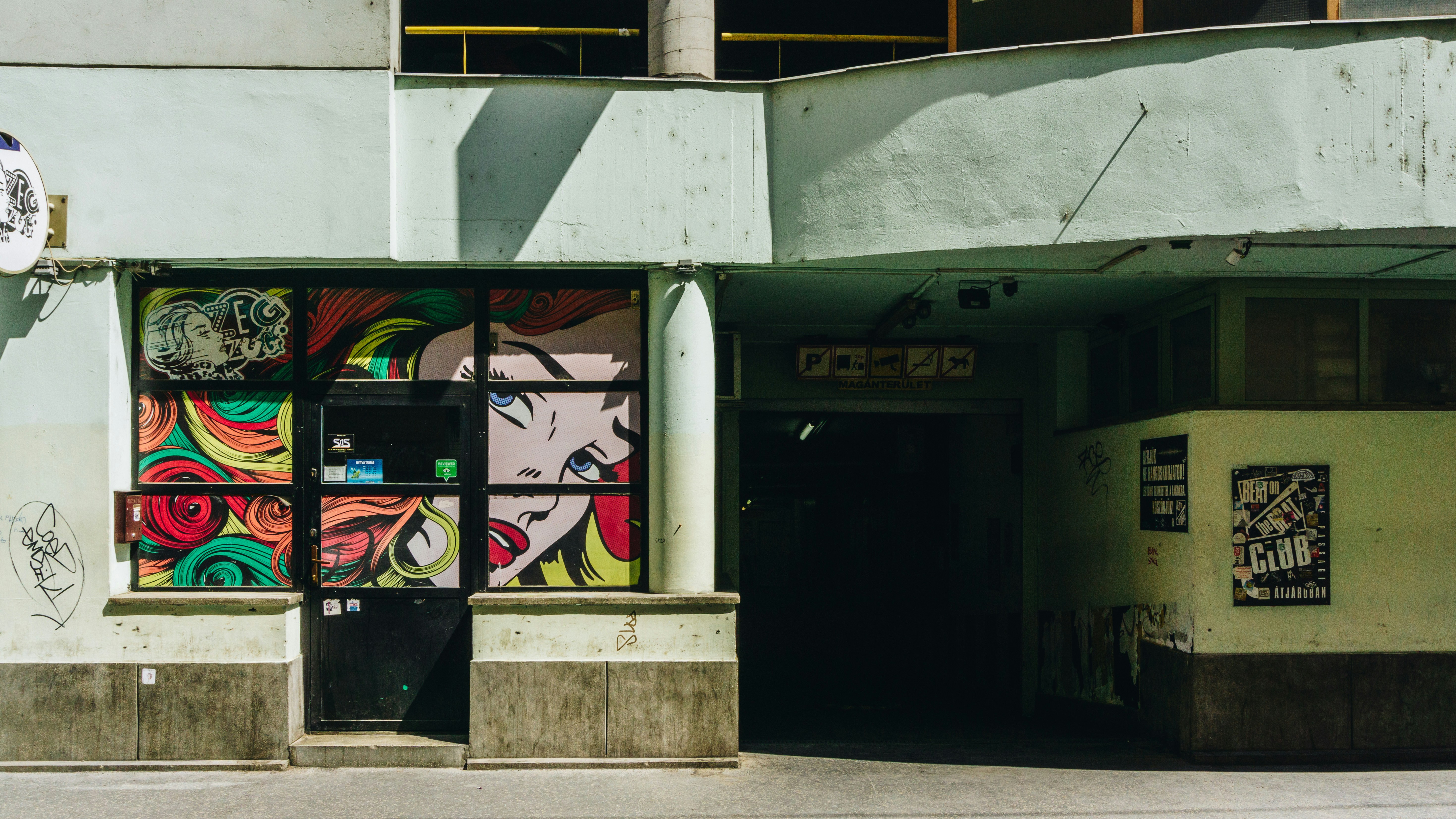 ein Gebäude mit Graffiti an der Seite