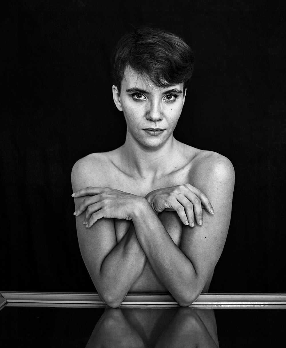 Una foto en blanco y negro de una mujer desnuda
