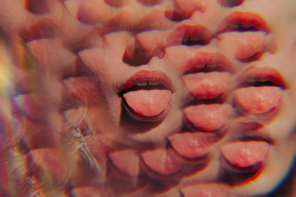 um close up dos lábios e da língua de uma pessoa