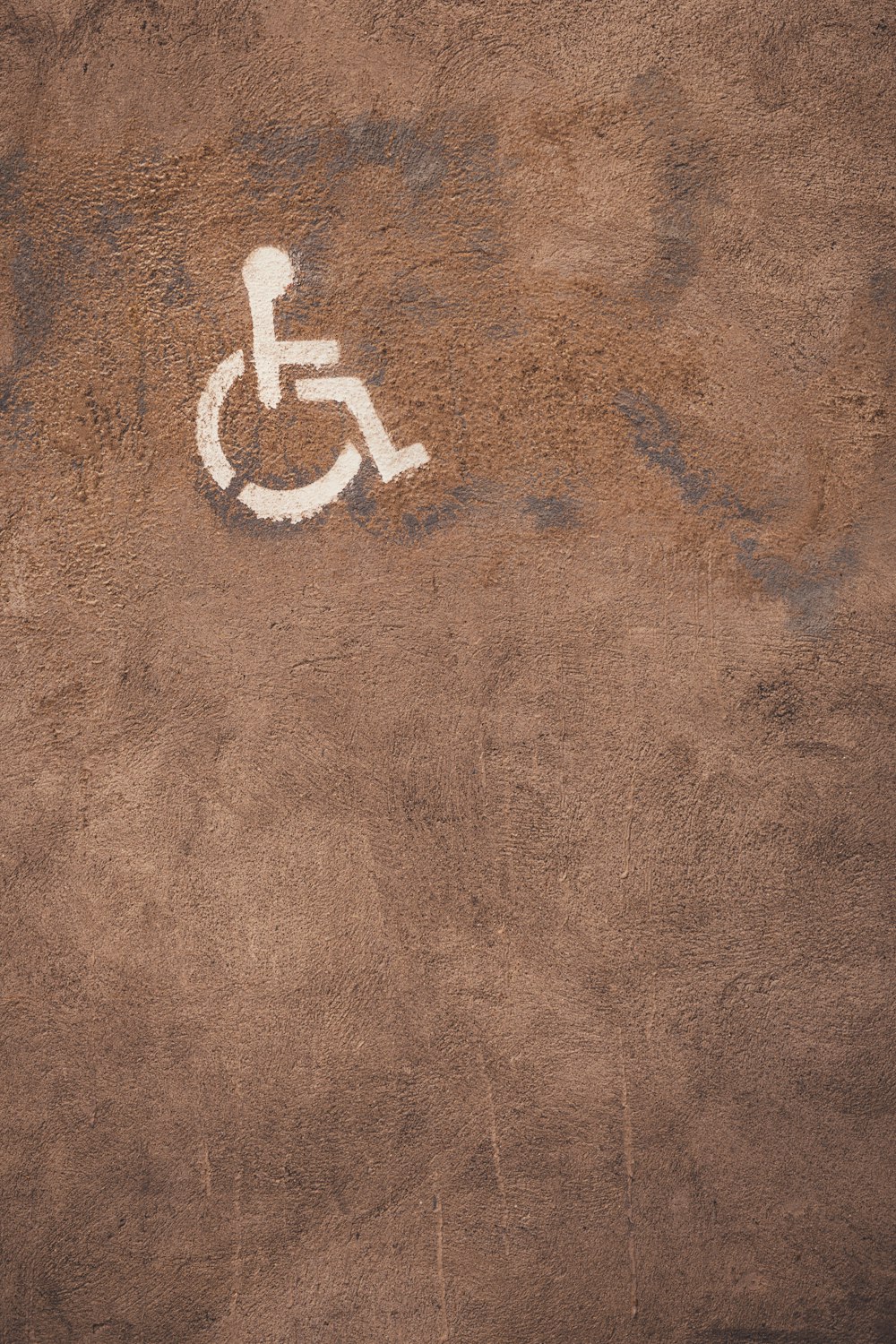 un panneau de handicap est peint au sol