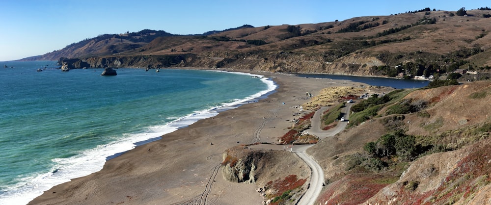 Una vista panorámica de una playa con una montaña al fondo