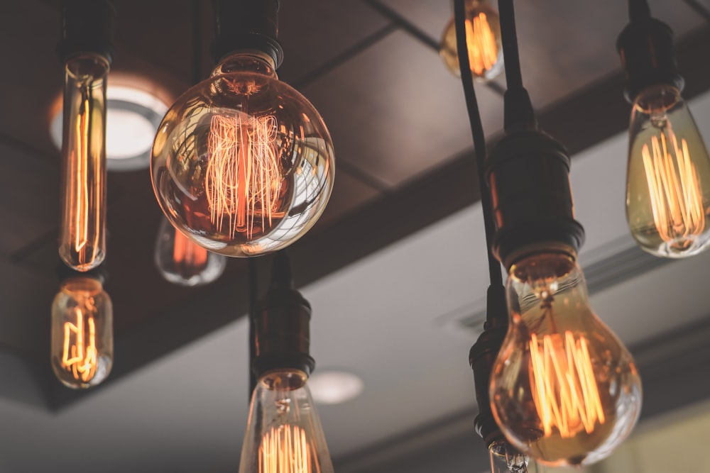 a bunch of light bulbs hanging from a ceiling