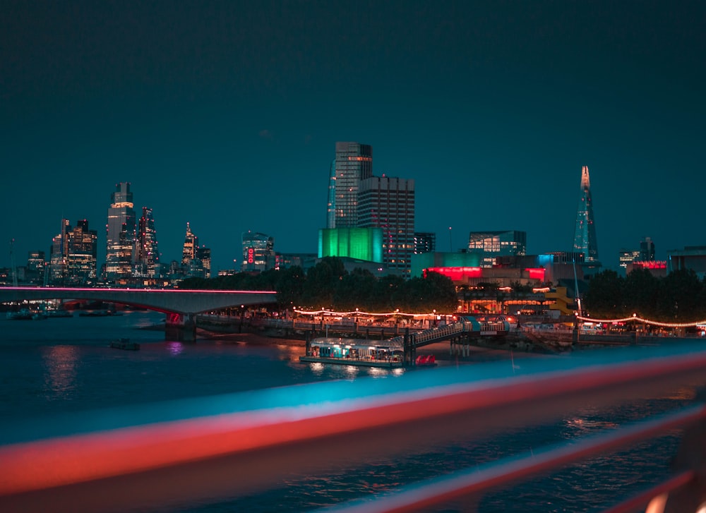 Una vista di una città di notte da un ponte