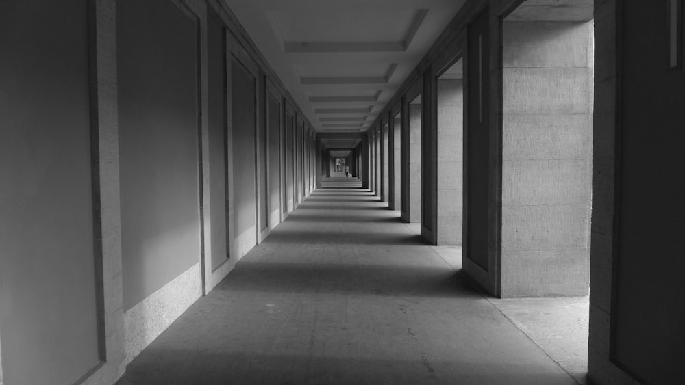 Un largo pasillo bordeado de ventanas altas una al lado de la otra