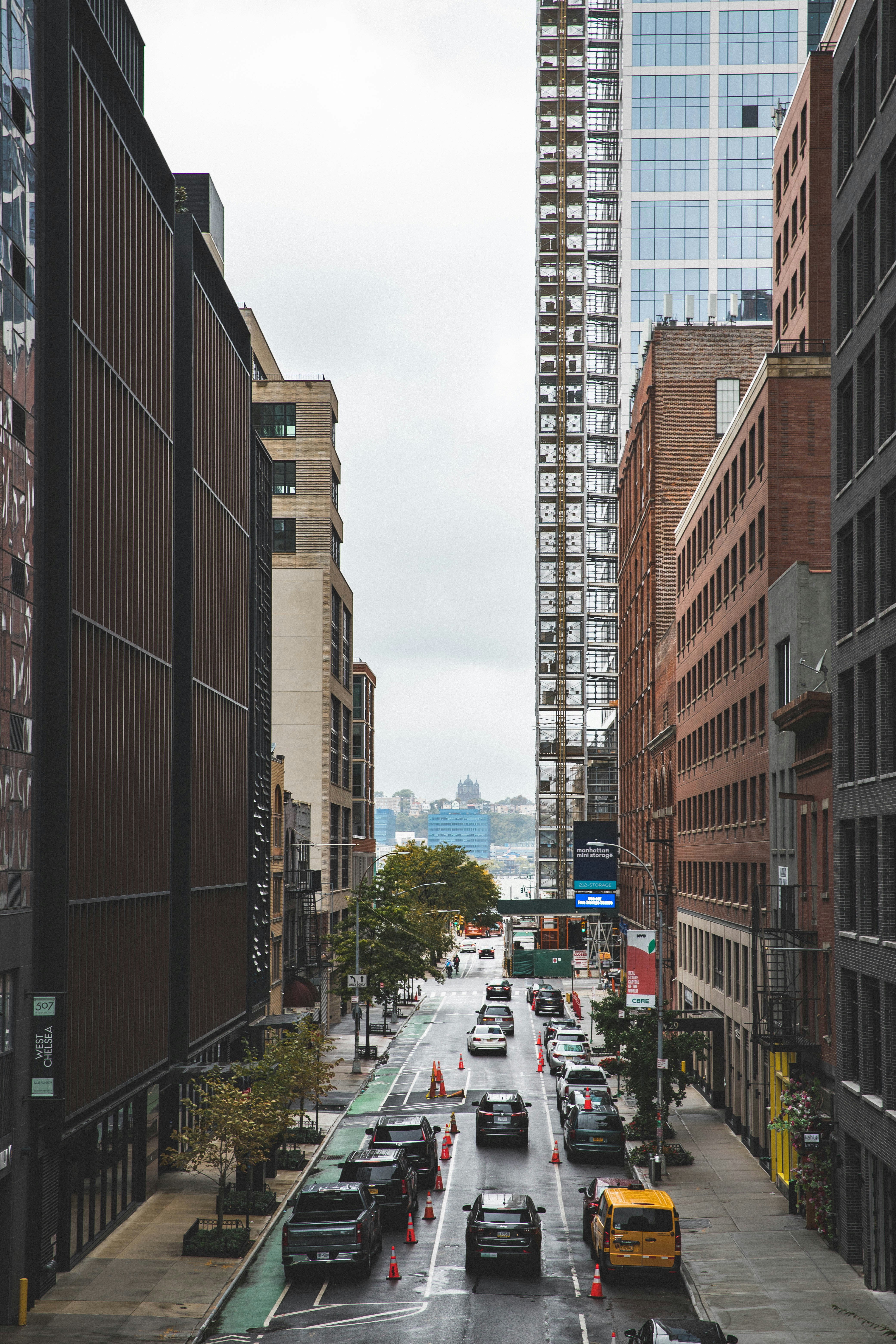 Foto zum Thema Eine Stadtstraße mit viel Verkehr neben hohen Gebäuden