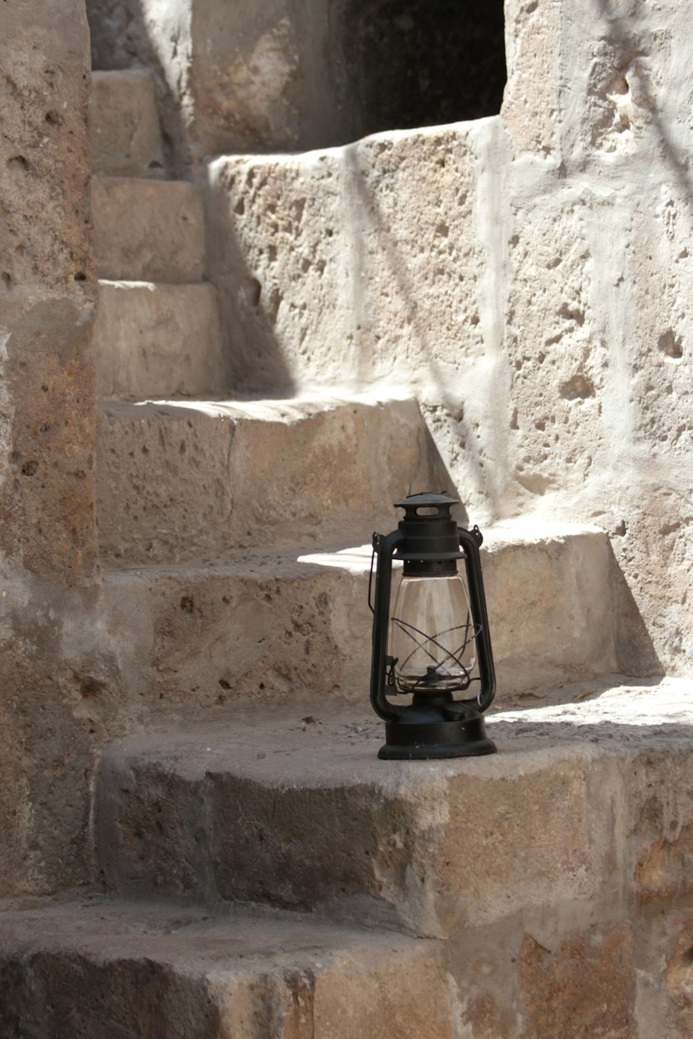 una lanterna è seduta su alcuni gradini
