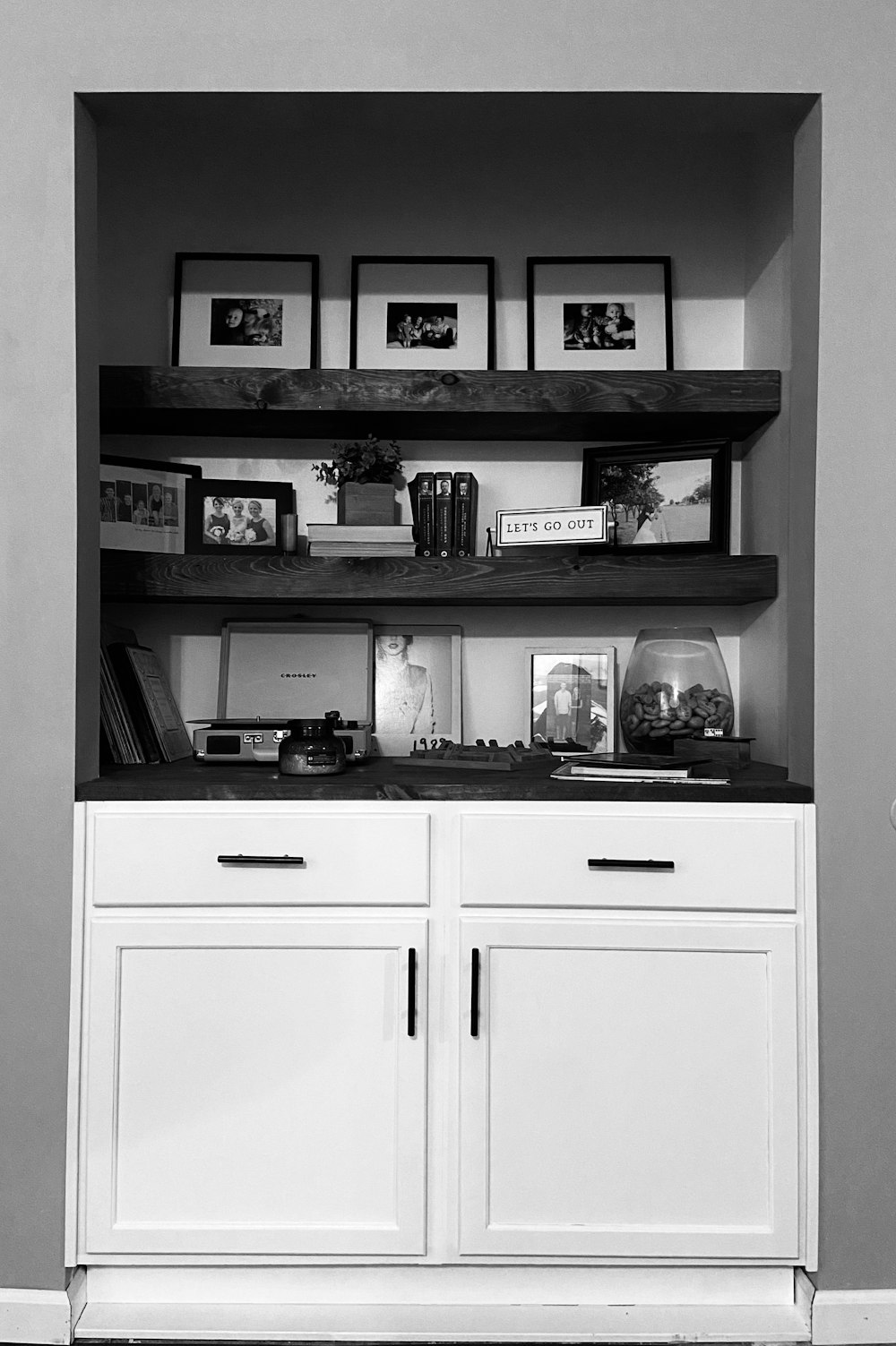 a black and white photo of a book shelf