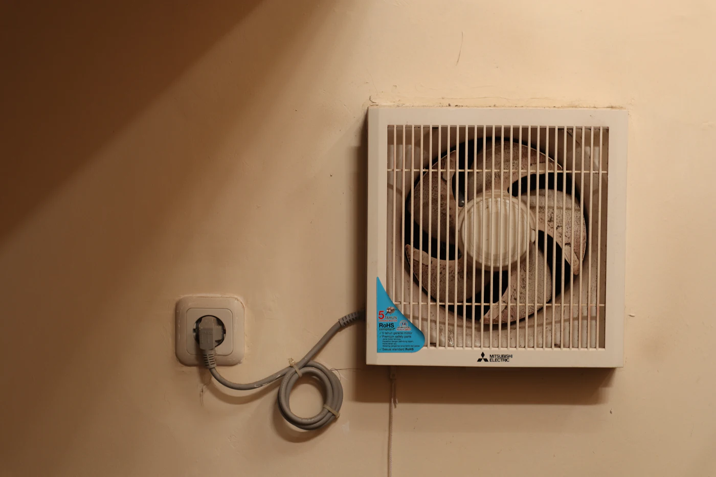 Wall mounted indoor air conditioning unit running inside a room