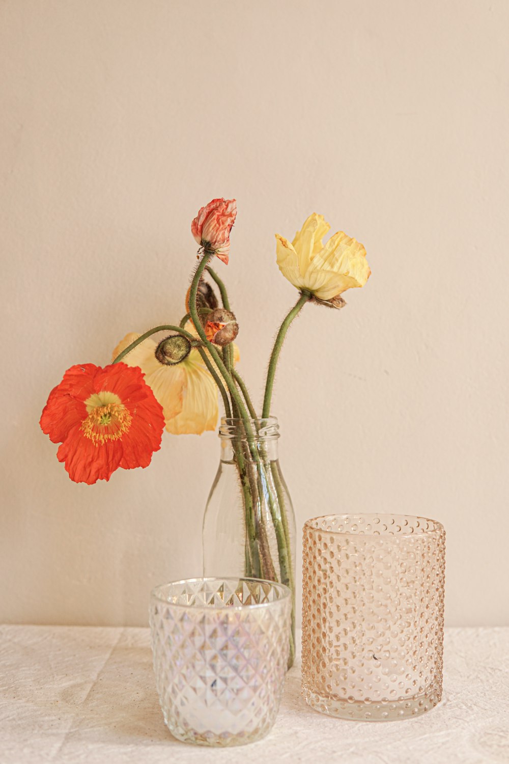 テーブルの上に座っている花が入った2つの花瓶