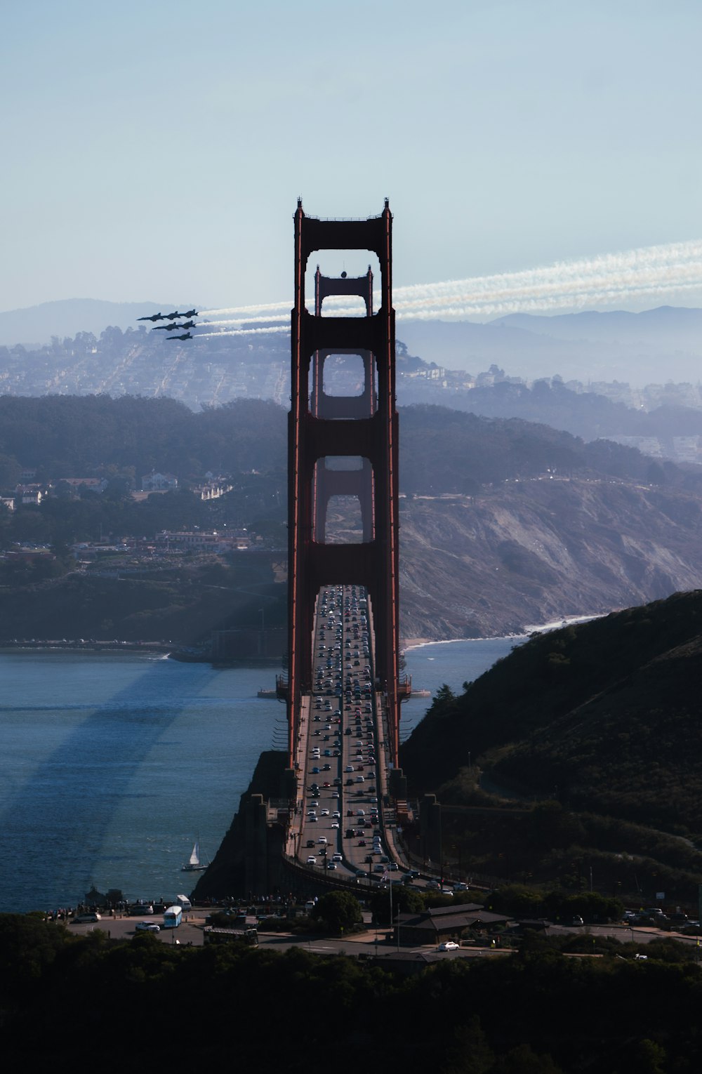 Ein Flugzeug, das über eine Brücke fliegt