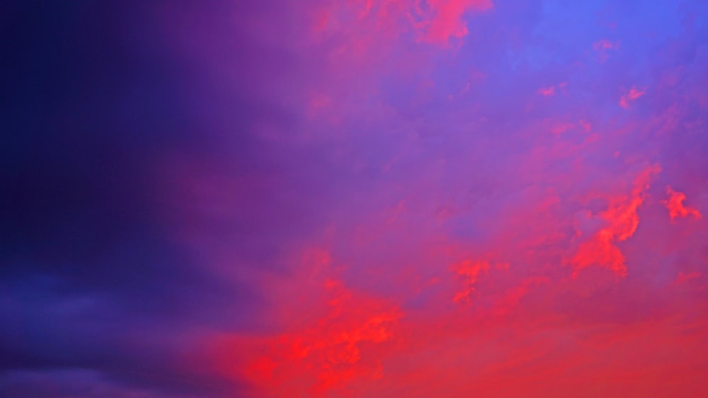Un tramonto colorato sullo sfondo