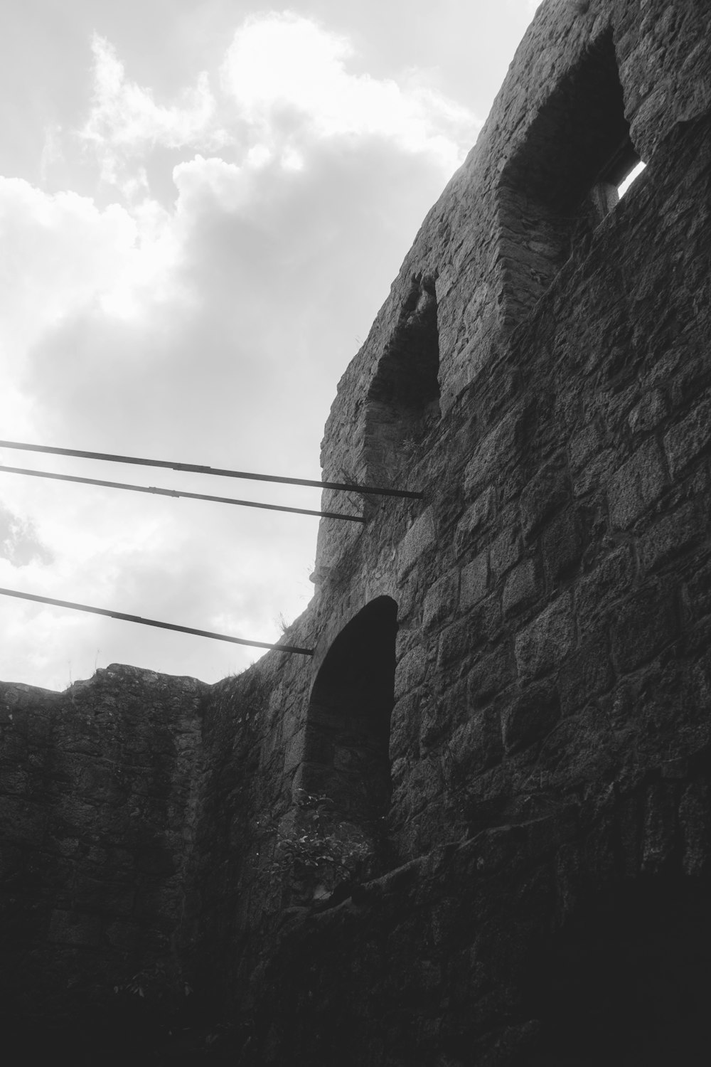 Ein Schwarz-Weiß-Foto eines Steingebäudes