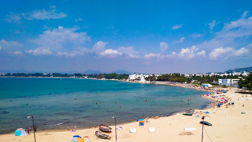 Ein Strand mit vielen Menschen