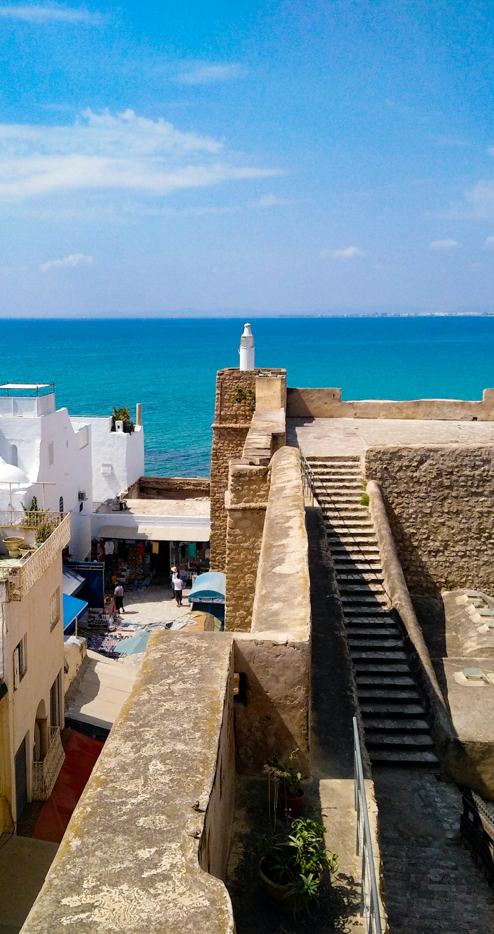 Una vista dell'oceano dalla cima di un edificio