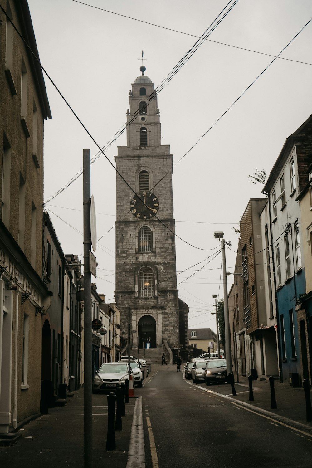 une haute tour de l’horloge dominant une rue de la ville