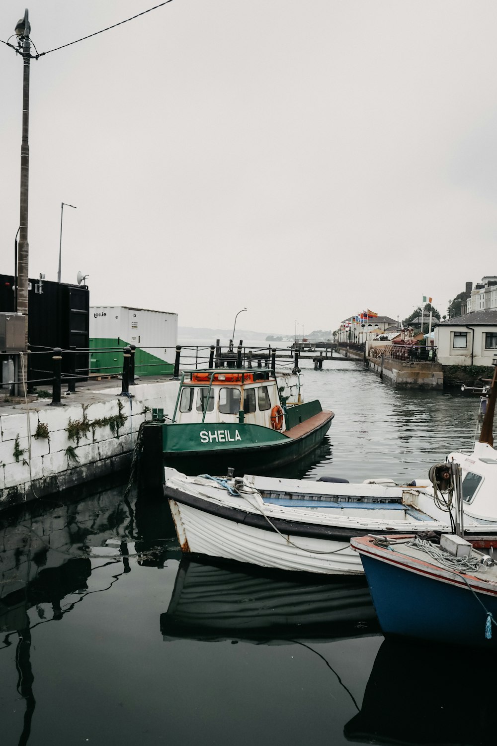 Un par de botes que están sentados en el agua