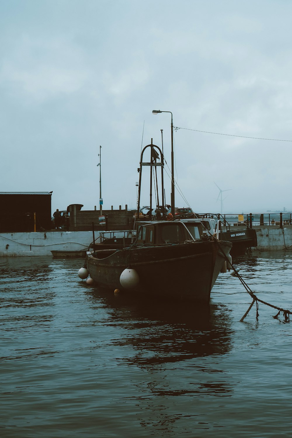 Un barco en un cuerpo de agua cerca de un muelle