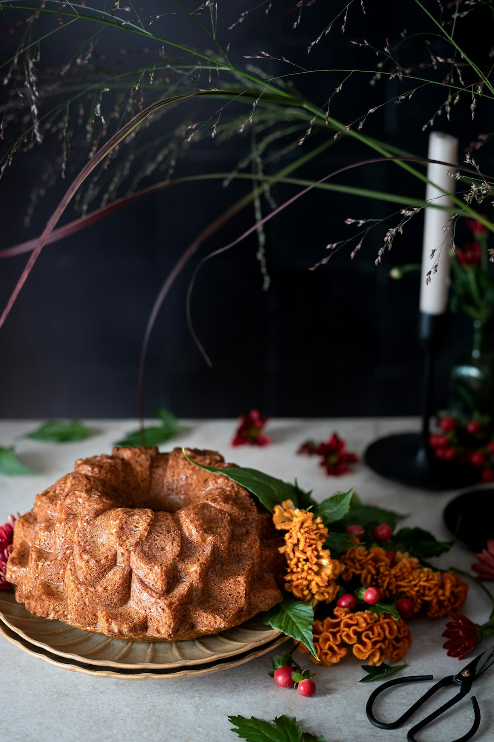 una torta seduta sopra un piatto accanto ai fiori