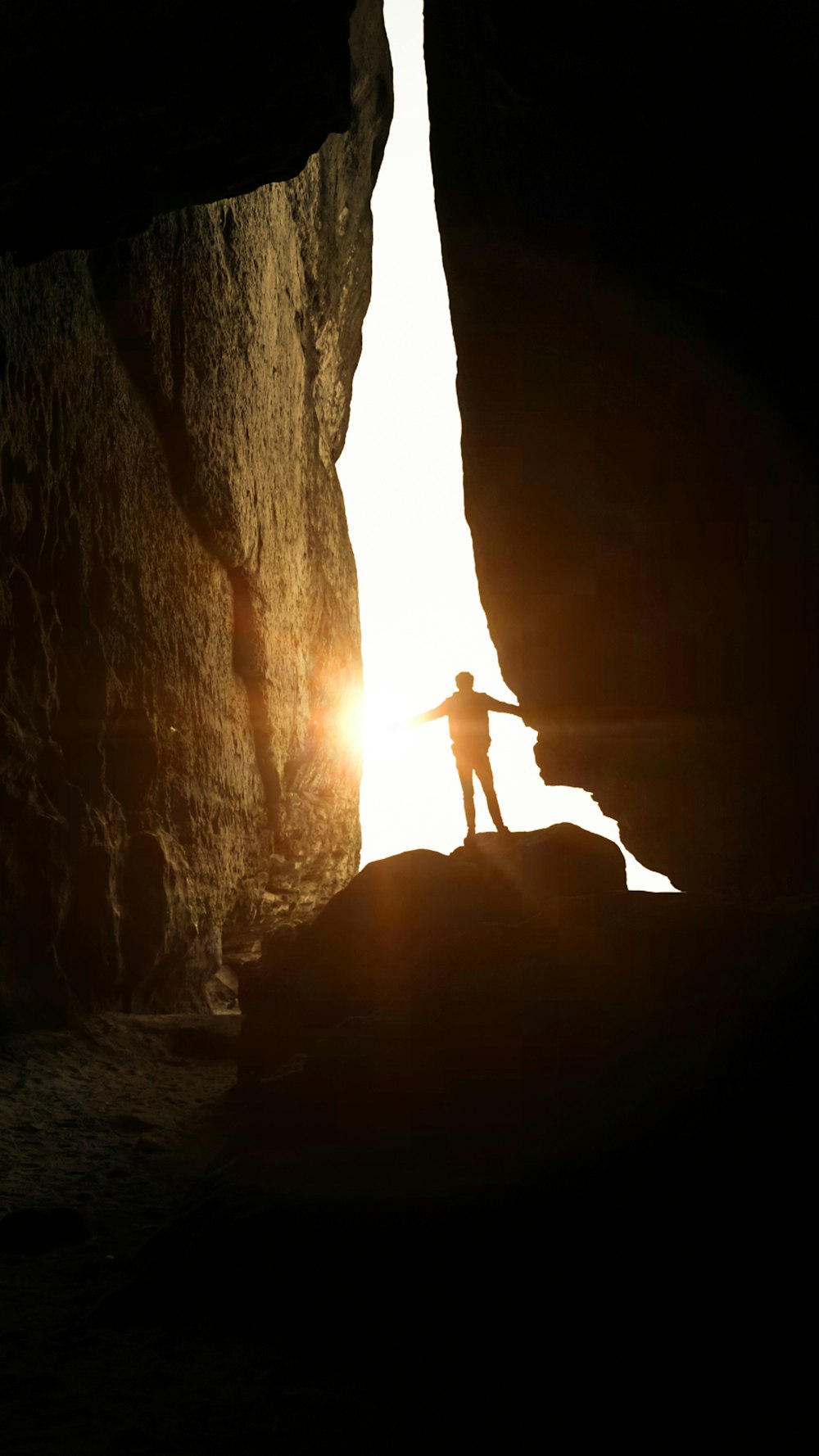 uma pessoa em pé no topo de uma grande rocha