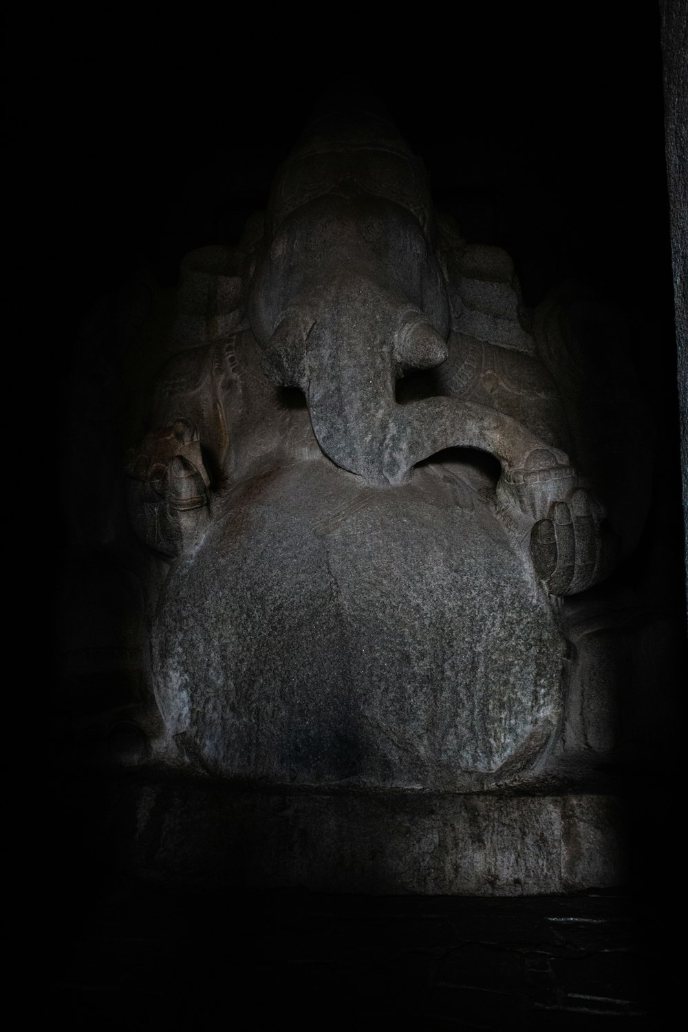 Una estatua de un elefante en una habitación oscura