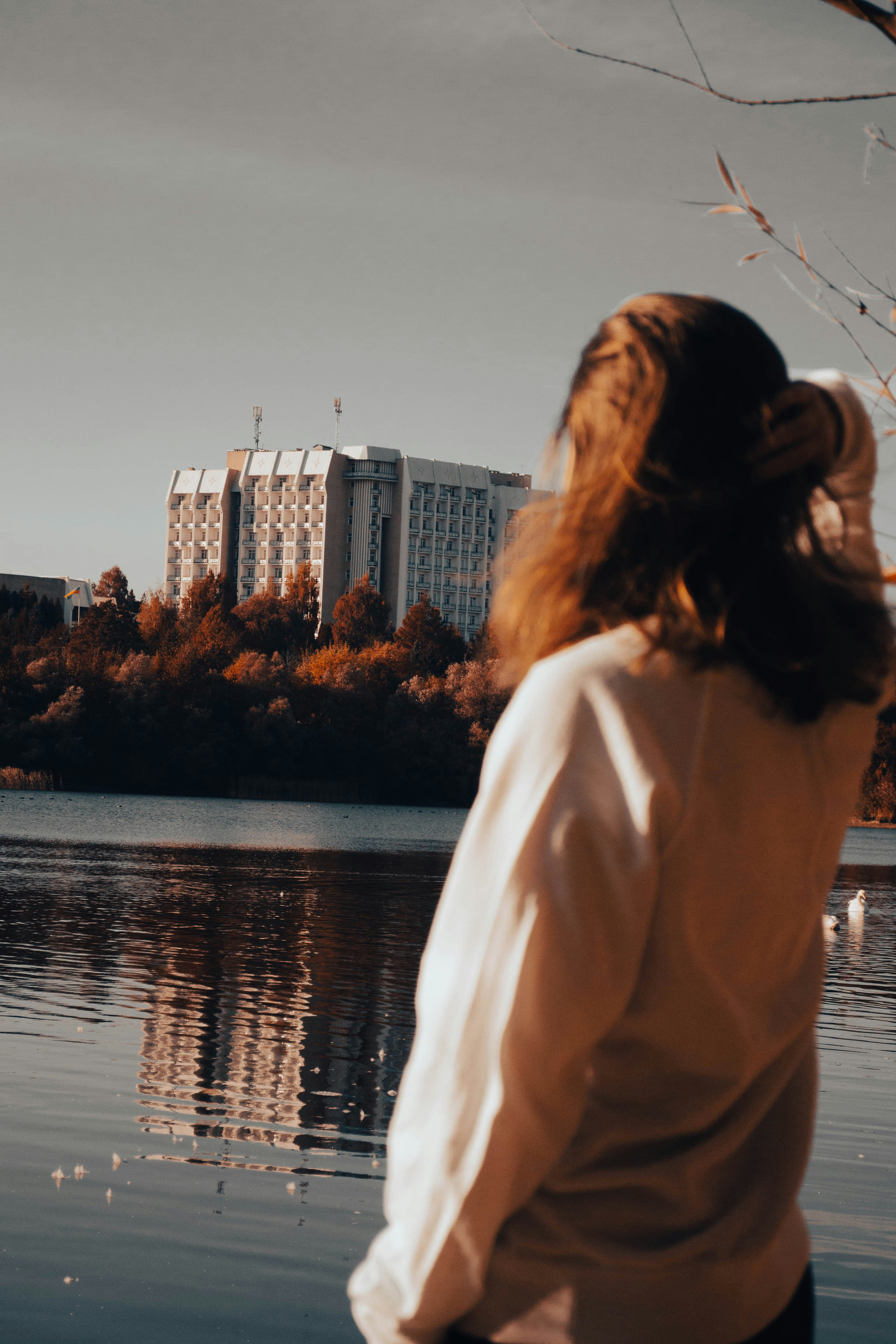 eine Frau, die am Rande eines Gewässers steht