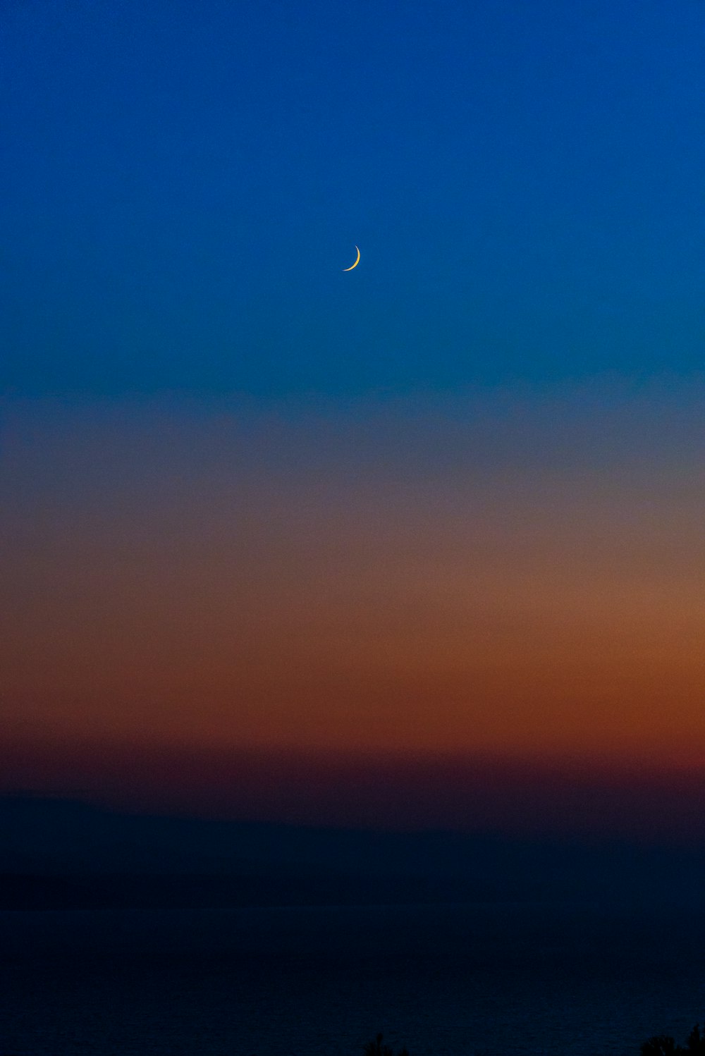 La Lune se couche sur l’horizon de l’océan